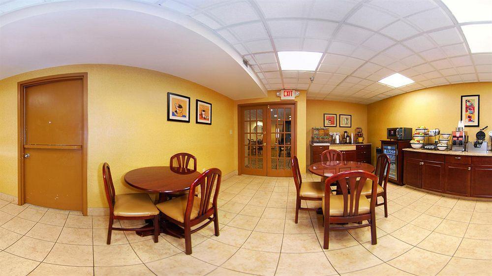 Clarion Pointe Charlottesville Bagian luar foto