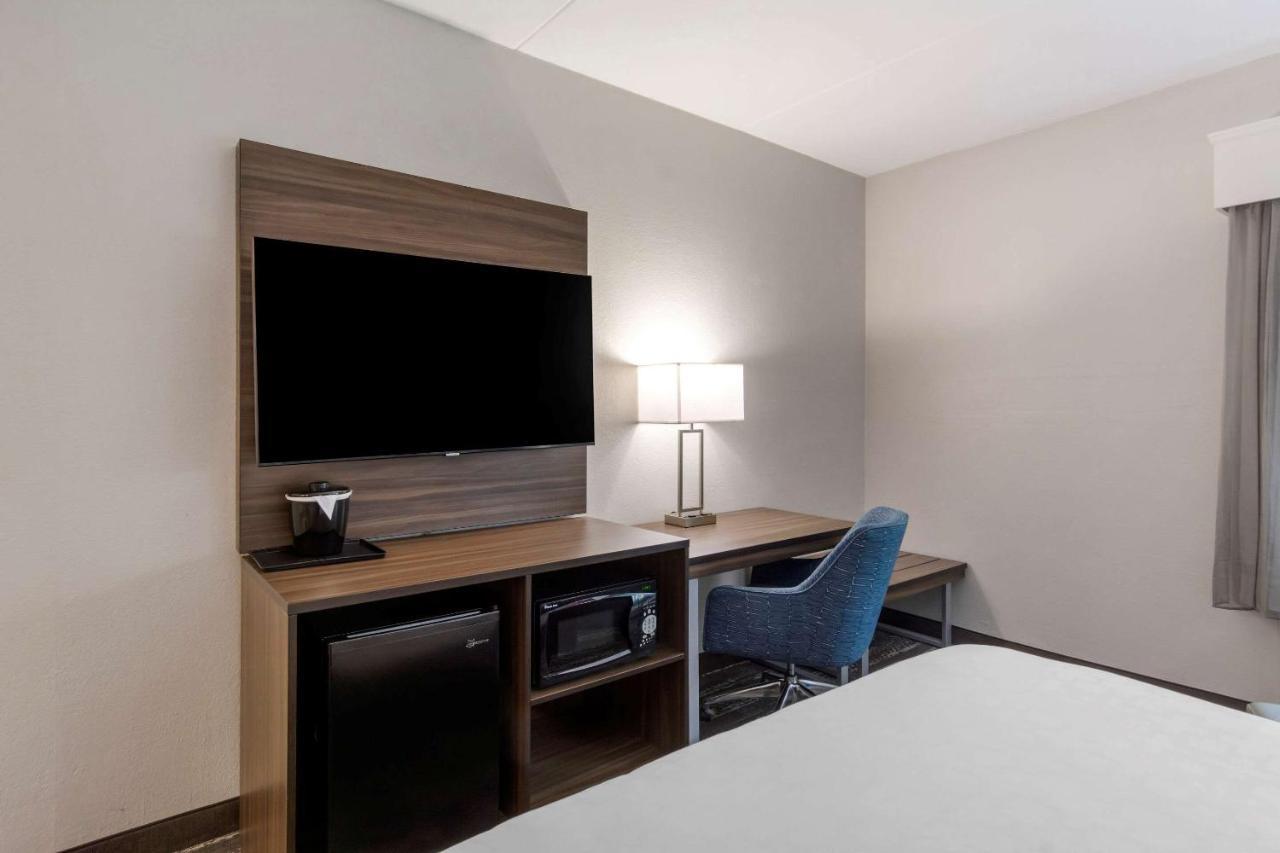 Clarion Pointe Charlottesville Bagian luar foto