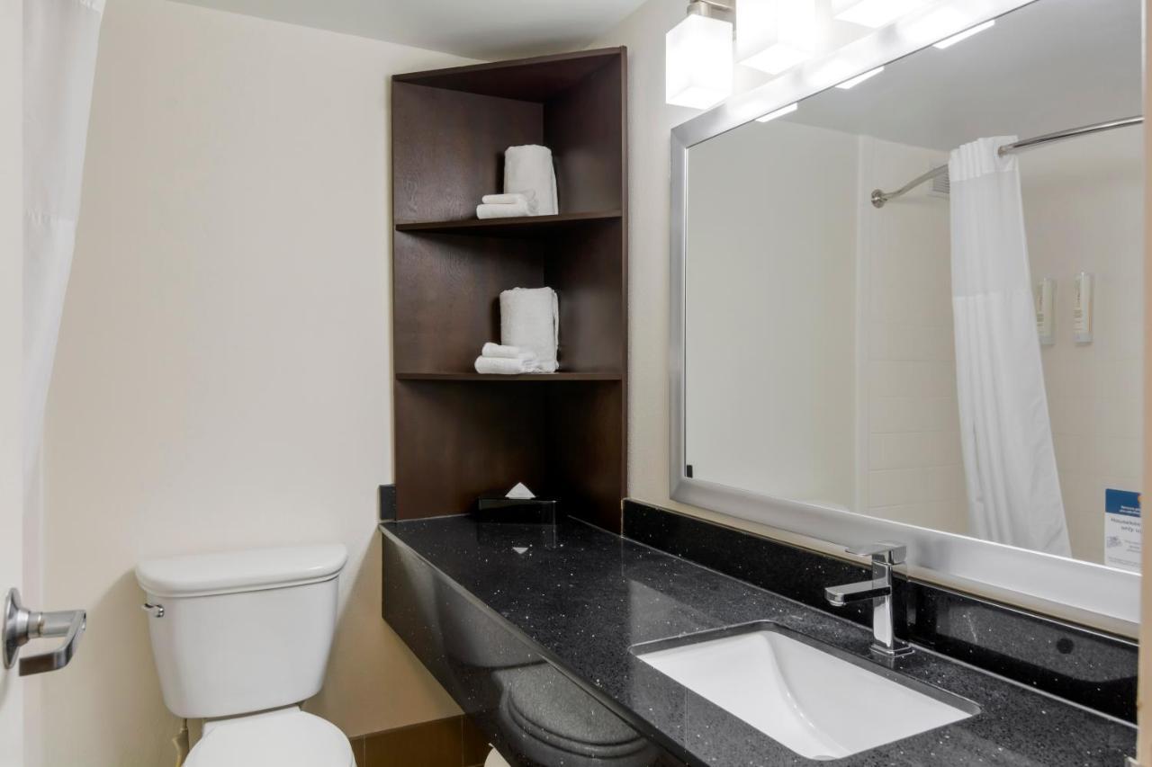 Clarion Pointe Charlottesville Bagian luar foto