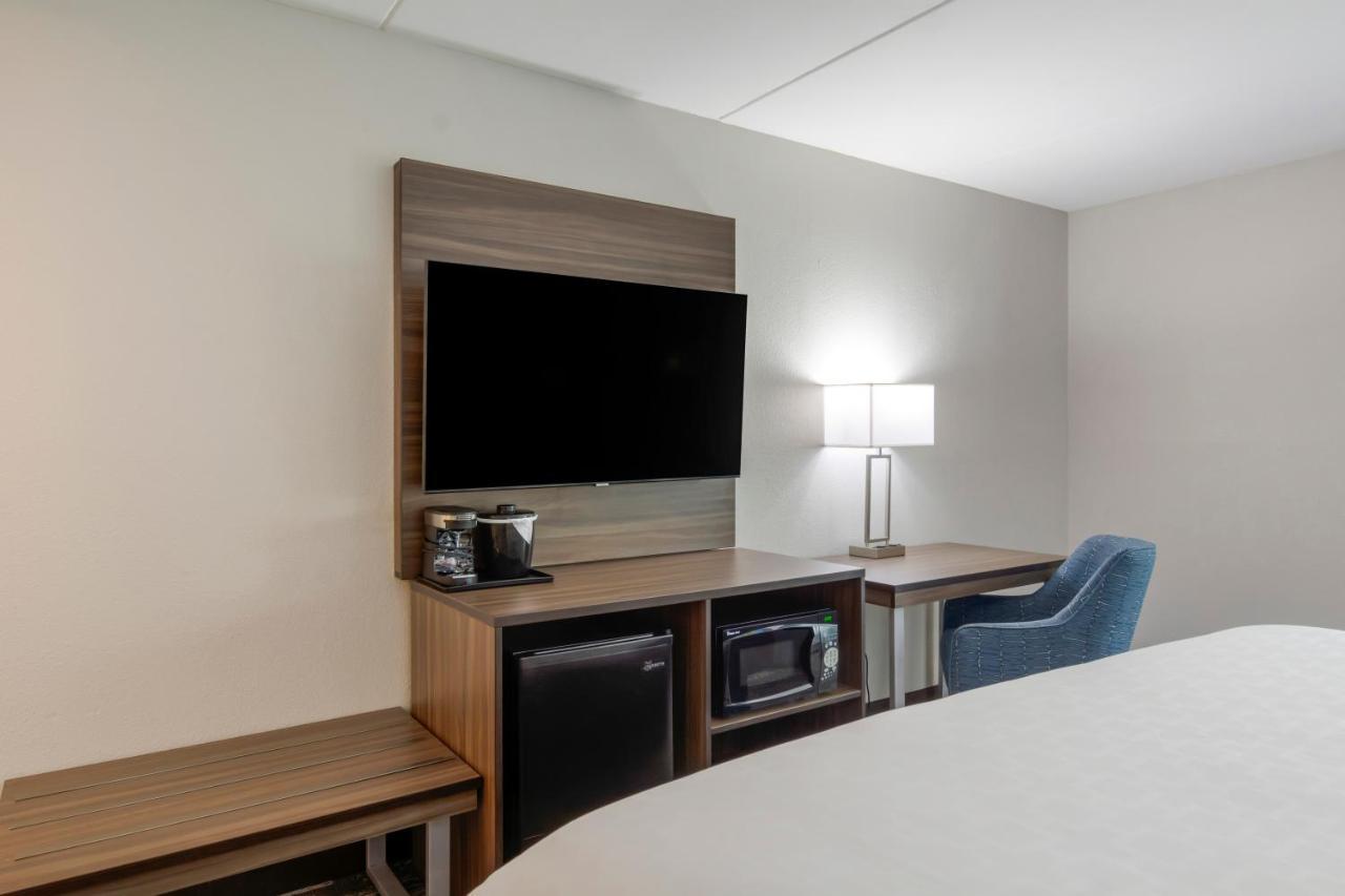 Clarion Pointe Charlottesville Bagian luar foto