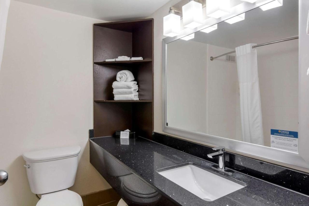 Clarion Pointe Charlottesville Bagian luar foto